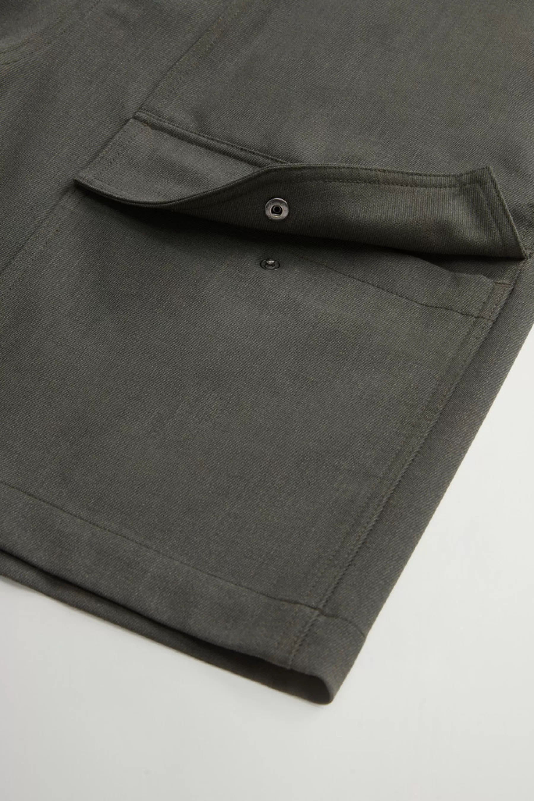 Shop Korte broek van elastische wol met zakken by Todd Snyder Heren Broeken En Shorts